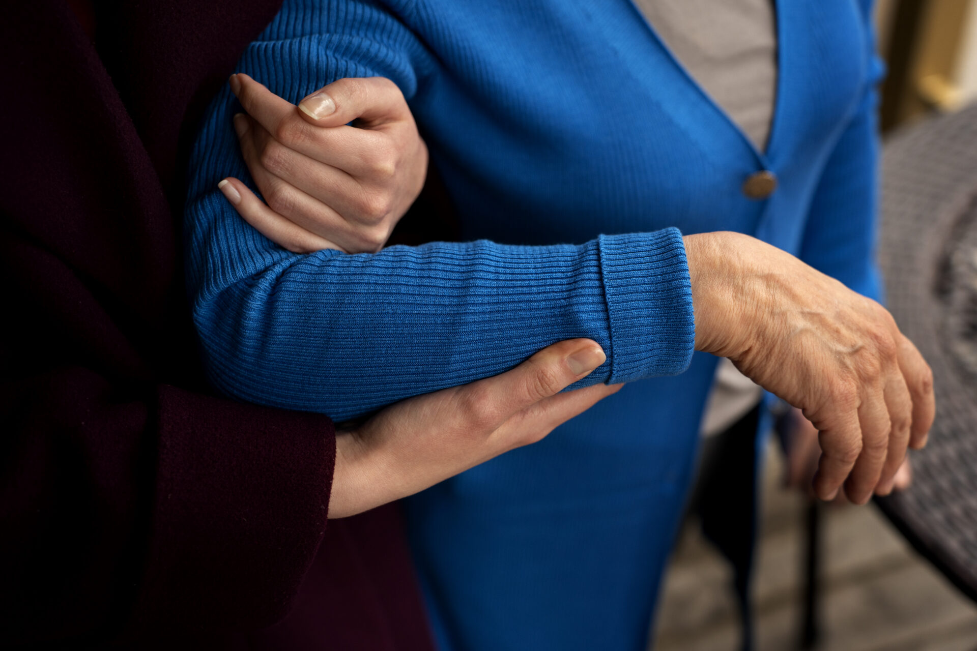 hande-halten-sich-gegenseitig-zur-unterstutzung